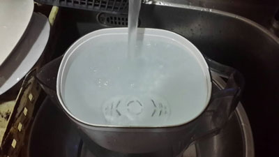 濾水壺注入自來水